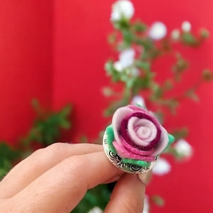 Filzring mit Rose, rosa, handgemacht