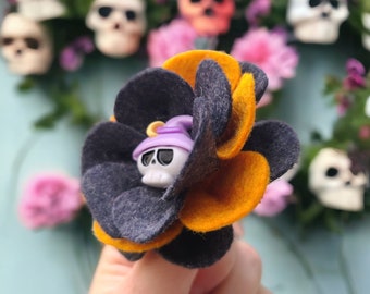 Joli crâne d'Halloween avec chapeau de sorcière, épingle fleur en feutre, épingle kawaii, broche mode kawaii