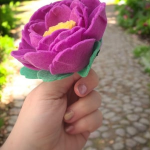 Große lila Filz-Brosche mit Pfingstrose