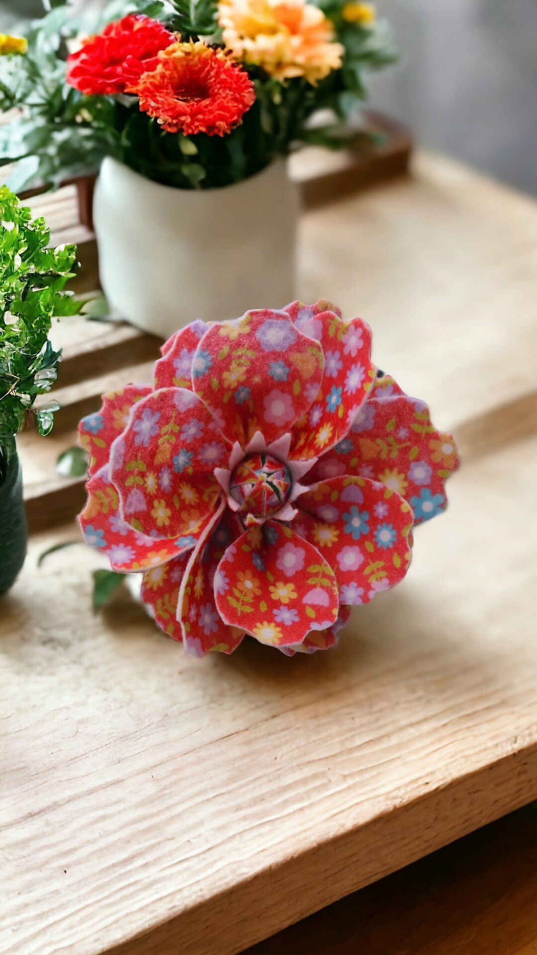 Broche coquelicot feutrée : épinglette fleur rouge avec perles - France