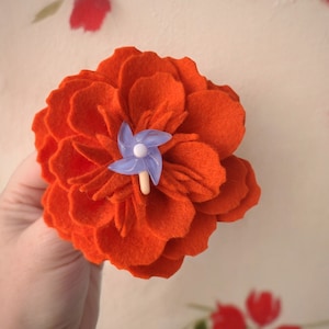 Feloranje goudsbloem vilten bloembroche/pin, accessoire, pinwheel