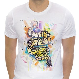 Puede incluir: Una camiseta blanca con un diseño de acuarela de una serpiente amarilla y negra sobre un fondo colorido.