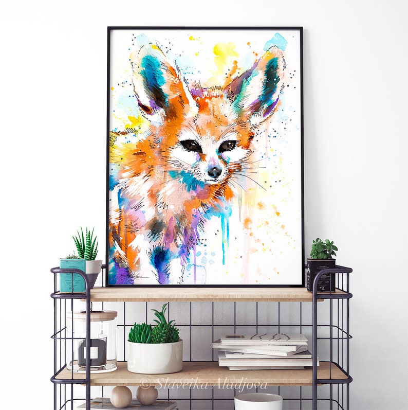 Puede incluir: Pintura acuarela de un zorro fennec con colores naranja, amarillo, azul y morado. El zorro est&aacute; mirando al espectador con orejas grandes.