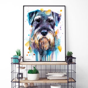 Op de afbeelding: Waterverf schilderij van een zwarte en grijze Schnauzer hond met blauwe, gele en oranje waterverf spatten op de achtergrond.