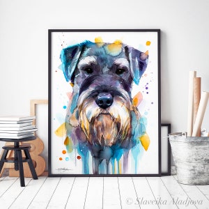Op de afbeelding: Waterverf schilderij van een zwarte en grijze schnauzer met blauwe, gele en oranje waterverf spatten op de achtergrond.