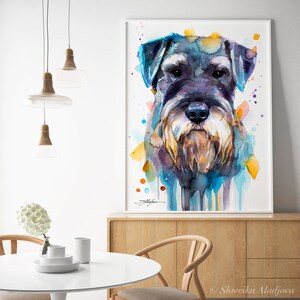 Op de afbeelding: Waterverf schilderij van een zwarte en grijze Schnauzer hond met een blauwe, gele en oranje achtergrond.