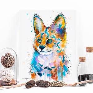 Puede incluir: Pintura acuarela de un gato colorido y manchado con ojos verdes. El gato está pintado en tonos de naranja, amarillo, azul y morado. El fondo es azul claro con salpicaduras blancas.