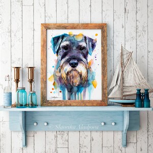 Op de afbeelding: Waterverf schilderij van een zwarte en grijze Schnauzer met een kleurrijke achtergrond. Het schilderij is ingelijst in een rustiek houten frame.