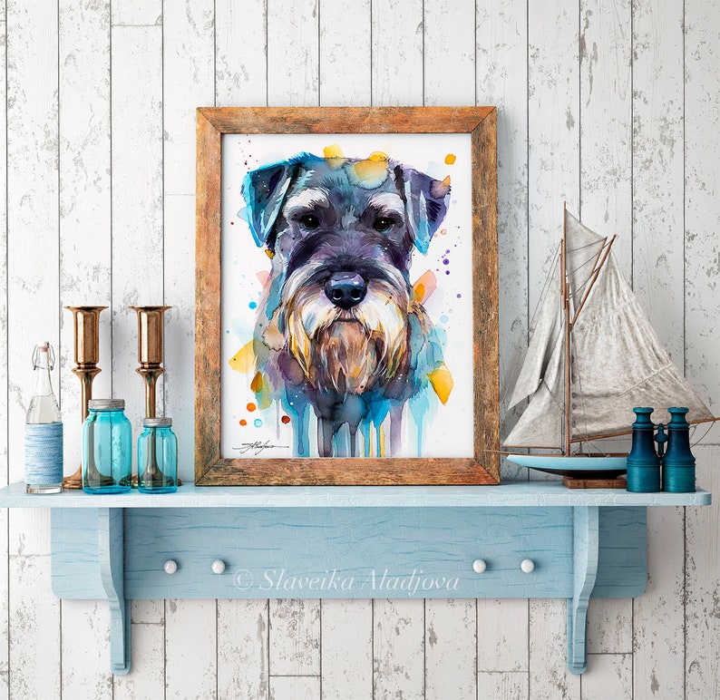Op de afbeelding: Waterverf schilderij van een zwarte en grijze Schnauzer met een kleurrijke achtergrond. Het schilderij is ingelijst in een rustiek houten frame.