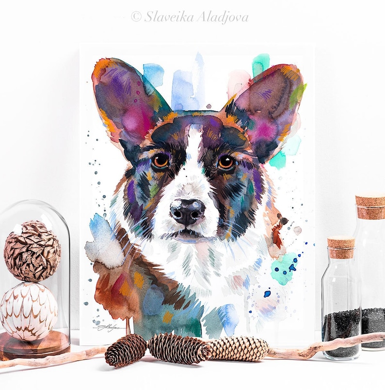 Op de afbeelding: Waterverf schilderij van een Cardigan Welsh Corgi hond met een kleurrijke achtergrond. De hond kijkt rechtstreeks naar de kijker met een serieuze uitdrukking. Het schilderij is gemaakt in een realistische stijl met veel details.