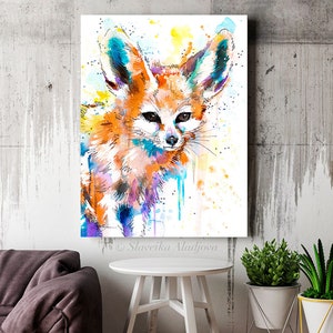 Puede incluir: Pintura acuarela de un zorro fennec con orejas grandes, pelaje naranja y detalles azules y morados. El fondo es blanco con salpicaduras de acuarela amarilla y azul.
