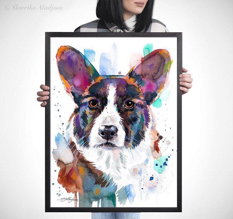 Op de afbeelding: Waterverf schilderij van een Cardigan Welsh Corgi hond met een kleurrijke achtergrond. De vacht van de hond is zwart, bruin en wit. De achtergrond is een mix van blauw, groen, roze en paars.