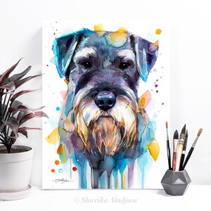 Op de afbeelding: Waterverf schilderij van een zwart-witte Schnauzer met blauwe, gele en oranje waterverf spatten op de achtergrond. De vacht van de hond is realistisch geschilderd, met details van de snorharen en de neus van de hond.