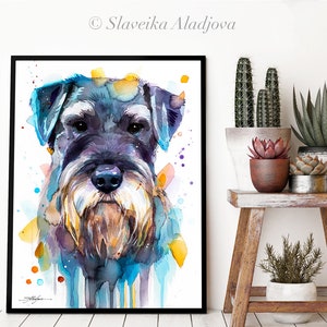 Op de afbeelding: Waterverf schilderij van een zwart-witte Schnauzer met blauwe, gele en oranje accenten. De hond kijkt recht naar de kijker.