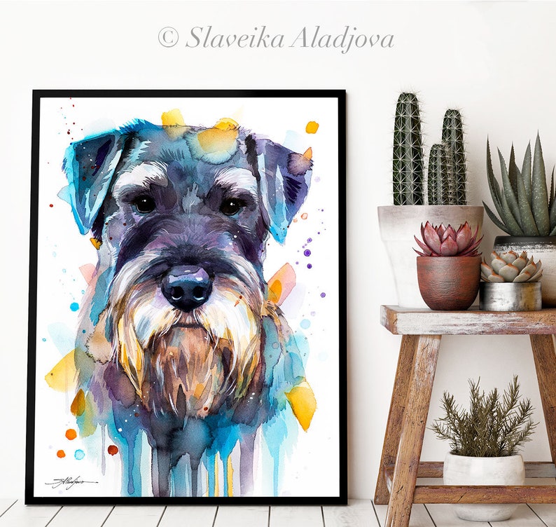 Op de afbeelding: Waterverf schilderij van een zwart-witte Schnauzer met blauwe, gele en oranje accenten. De hond kijkt recht naar de kijker.