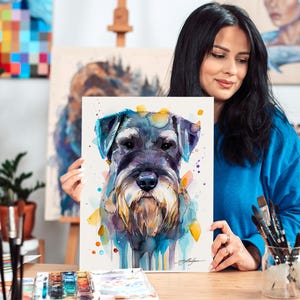 Op de afbeelding: Een aquarel schilderij van een zwarte en grijze schnauzer met blauwe, gele en oranje aquarel spatten op de achtergrond.