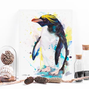 以下が含まれることがあります： 黄色のとさかを持つペンギンが、青と黒の体で、白の斑点のある青と緑の背景に立っている水彩画です。