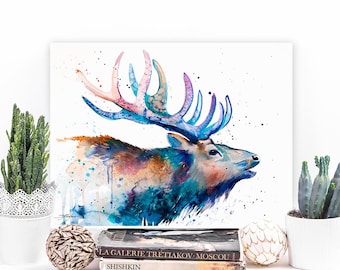 Puede incluir: Pintura acuarela de un alce con grandes cuernos. Los cuernos están pintados en tonos de azul, morado y rosa. El cuerpo del alce está pintado en tonos de marrón, azul y naranja. El fondo es blanco con algunas salpicaduras de pintura.
