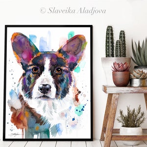 Op de afbeelding: Waterverf schilderij van een Cardigan Welsh Corgi hond met een witte achtergrond. De vacht van de hond is geschilderd in tinten van bruin, zwart en wit, met spatten van paarse, blauwe en groene waterverf.
