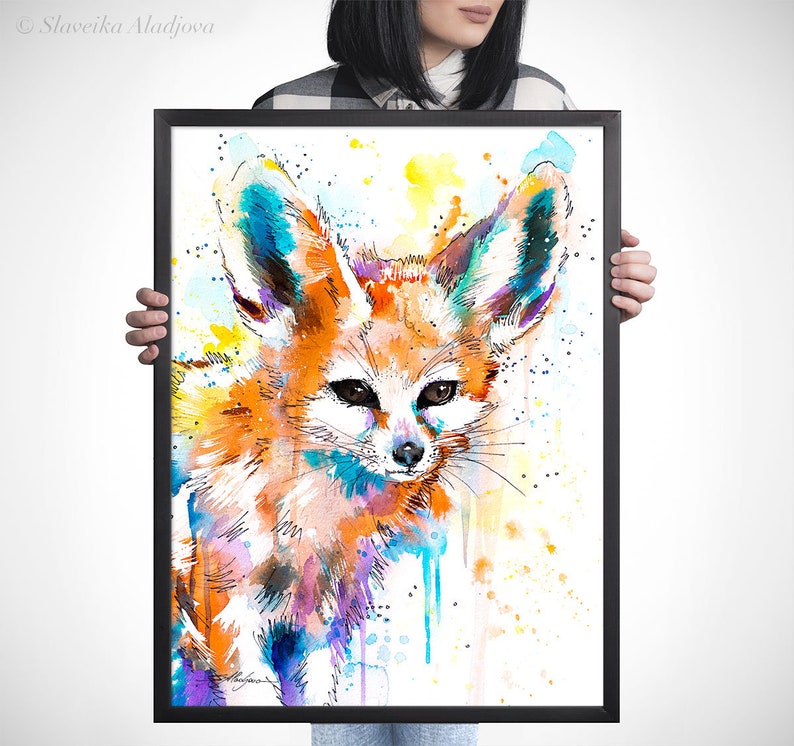 Puede incluir: Pintura acuarela de un zorro fennec con grandes orejas. El zorro est&aacute; pintado en tonos de naranja, amarillo, azul y morado. El fondo es un lavado blanco con salpicaduras de color.
