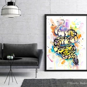 Op de afbeelding: Waterverf schilderij van een gele en zwarte slang met een kleurrijke achtergrond. De slang is opgerold in een spiraal en heeft een zwart oog. De achtergrond is een mix van oranje, geel, blauw en paars.