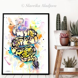 Op de afbeelding: Waterverf schilderij van een gele en zwarte slang met een kleurrijke abstracte achtergrond. De slang is opgerold in een spiraalvorm. De achtergrond is een mix van geel, oranje, roze, paars en blauw.