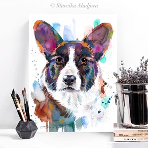 Op de afbeelding: Waterverf schilderij van een Cardigan Welsh Corgi hond met een wit en zwart gezicht en een bruin en zwart lichaam. De hond is geschilderd in een kleurrijke stijl met spatten van blauw, groen en oranje.