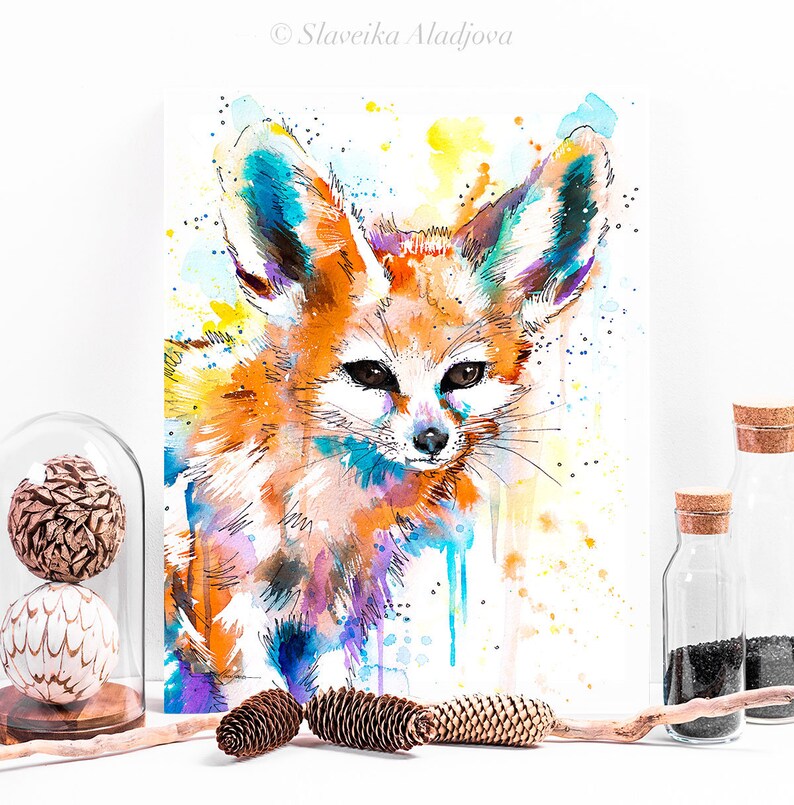 Puede incluir: Pintura acuarela de un zorro fennec con grandes orejas. El zorro est&aacute; pintado en tonos de naranja, amarillo, azul y morado. El fondo es de color amarillo claro con salpicaduras de color.