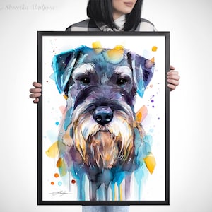 Op de afbeelding: Waterverf schilderij van een zwart-witte miniatuur schnauzer hond met blauwe, gele en oranje waterverf spatten op de achtergrond.
