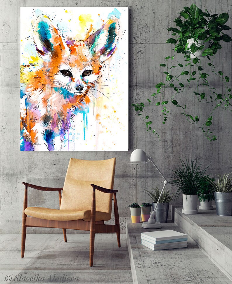 Puede incluir: Pintura acuarela de un zorro fennec con orejas grandes, pelaje naranja y blanco y ojos azules. El fondo es amarillo claro con salpicaduras de azul y morado.