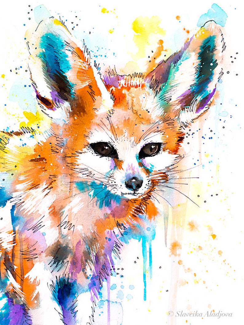 Puede incluir: Pintura acuarela de un zorro fennec con grandes orejas. El zorro est&aacute; pintado en tonos de naranja, amarillo, azul y morado. El fondo es un lavado blanco con salpicaduras de color.
