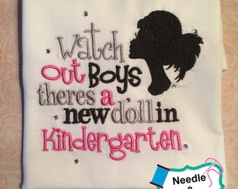 Spunky "Watch out boys, there's a new doll in Kindergarten" Bodysuit or T-shirt - Sassy - Embroidery - Gift - First Day - Pre-schooler