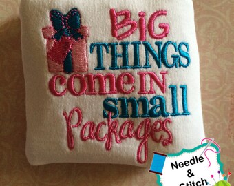 El traje o camiseta más dulce "Big Things Come in Small Packages" - Personalizado - Bordado - Recién nacido - Nuevo bebé - Regalo - Arcos