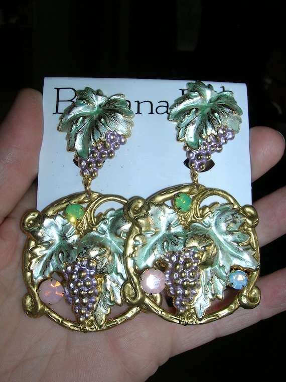 Banana bob clip goldtone grapes earrings