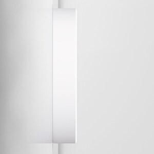Pu&ograve; includere: Un apparecchio di illuminazione a parete rotondo bianco.