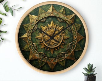 Puede incluir: Un reloj redondo con un diseño verde y dorado. La esfera del reloj presenta un sol estilizado con un diseño de brújula. Las manecillas del reloj son negras.