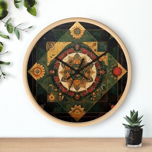 Op de afbeelding: Een ronde houten klok met een groen, goud en rood mandala-ontwerp. De wijzerplaat van de klok heeft een gestileerd oog met een zwarte wijzer.