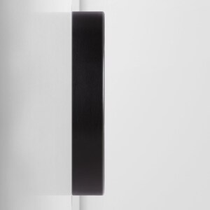 Pu&ograve; includere: Un quadrante di orologio in legno nero con sfondo bianco.