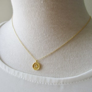 Winzige Gold, Silber oder Rose Gold Hamsa Kreis Halskette, Münze Halskette Hamsa Schmuck, Hand der Fatima Schutzhalskette mit CZ Akzent