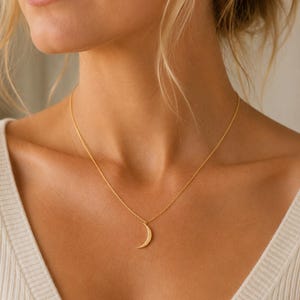 Litet halvmånehalsband i guld, silver eller roséguld... nätt och fint, födelsedags-, bröllops-, brudtärnepresent