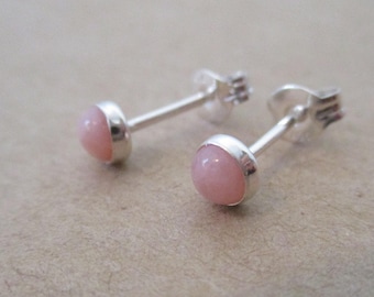 Boucles d'oreilles Teeny Tiny Sterling Silver et Pink Opal... délicate, simple et amusante