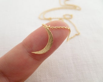 Petit collier croissant de lune en or, argent ou or rose... délicat et délicat, cadeau d'anniversaire, de mariage, de demoiselle d'honneur