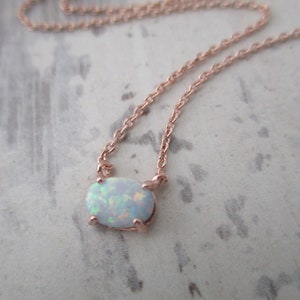 Collar de ópalo pequeño, ópalo de oro rosa, piedra de ópalo. delicado y delicado, cumpleaños, boda, regalo de dama de honor