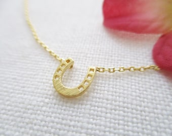 Petit collier fer à cheval en or... collier fait main délicat, tous les jours, simple, porte-bonheur