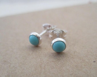 TeenyTeeny Tiny Boucles d’oreilles en argent sterling et turquoise... délicat, simple et amusant