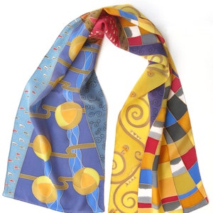 Zijden Klimt-sjaal. Handgeschilderde zijden sjaal op Gustav Klimt-motief. Zuivere zijde, geel, blauw, rood geverfde sjaal. Batik-zijdeverfschilderij Klimt