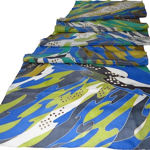 zijde sjaal blauwe rivier. Handbeschilderde zijden sjaal met blauw, groen geschilderd zijden sjaal. Zijden sjaals klaar voor schip