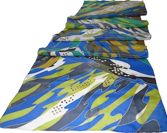 zijde sjaal blauwe rivier. Handbeschilderde zijden sjaal met blauw, groen geschilderd zijden sjaal. Zijden sjaals klaar voor schip