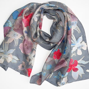 handgemaakte zijden sjaal magische bloemen. Gray Silk sjaal boeket van fairy bloemen. Hand beschilderde zijde. Sjaal rood blauw grijs geschilderd. Batik sjaal
