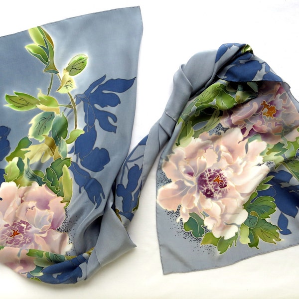 foulard en soie pivoine. À la main peint foulard en soie, bleu, gris, vert, rose à la main, foulard en soie peinte. Fleurs de pivoine. Foulard de soie floral